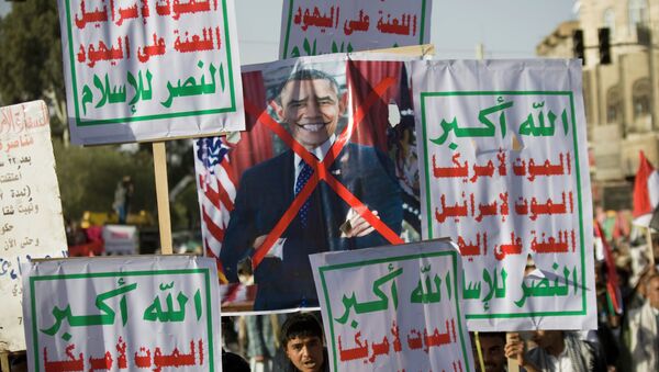 Houthi Shiite Yemenis hold a poster of US President Barack Obama. - Sputnik International