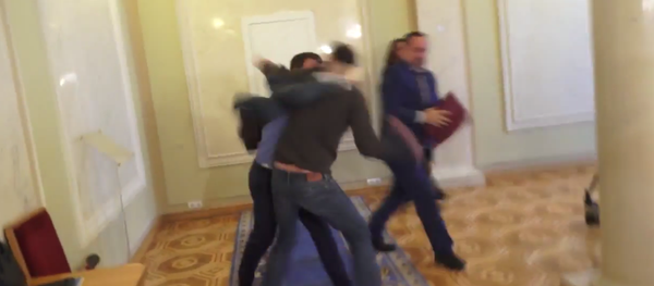 Ukrainian parliament members brawling. - Sputnik International