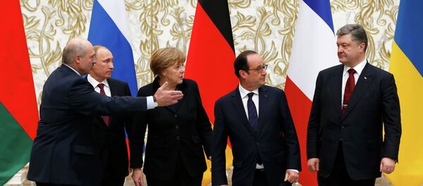 Belarus' President Alexander Lukashenko (L), Russia's President Vladimir Putin (2nd L), Ukraine's President Petro Poroshenko (R), Germany's Chancellor Angela Merkel (C) and France's President Francois Hollande pose for a family photo during peace talks in Minsk, February 11, 2015. - Sputnik International