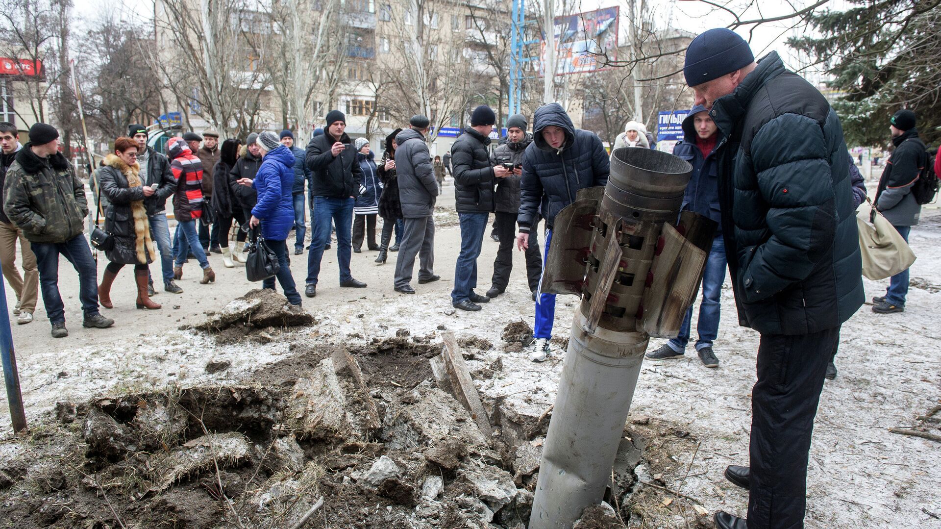 People look at a missile embedded in the street after shelling in eastern Ukrainian city of Kramotorsk on February 10, 2015. - Sputnik International, 1920, 07.08.2022
