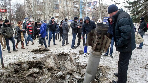 People look at a missile embedded in the street after shelling in eastern Ukrainian city of Kramotorsk on February 10, 2015. - Sputnik International