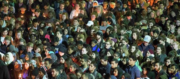 Students gather during a vigil on the campus of the University of North Carolina, for Deah Shaddy Barakat, his wife Yusor Mohammad and Yusor's sister Razan Mohammad Abu-Salha who were killed in Chapel Hill, North Carolina February 11, 2015. - Sputnik International