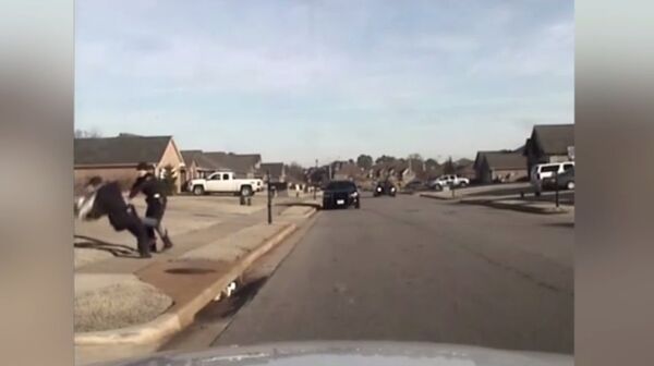 In the two dashcam videos released by the police department one officer can be heard telling the other, “He’s saying ‘No English’”, then continuing to question Patel before slamming him to the ground. - Sputnik International