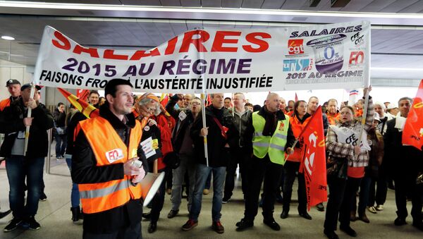 Protestors at the Roissy-Charles de Gaulle airport - Sputnik International