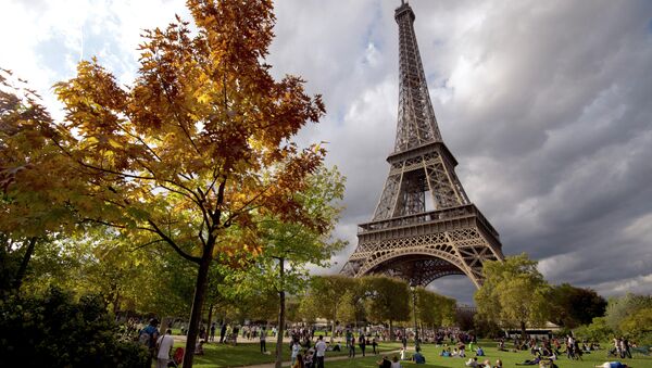 People enjoy sunbathing and relaxing by the Eiffel Tower in Paris - Sputnik International