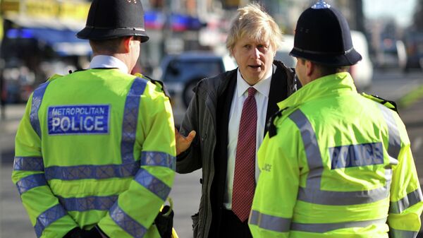 Boris Johnson with Met police officers - Sputnik International