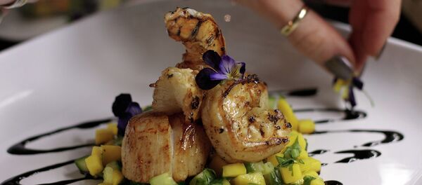 Serving a plate of food - Sputnik International