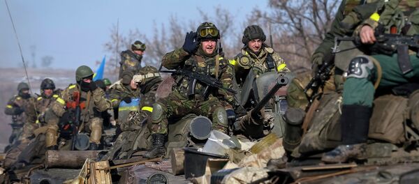 Members of the Ukrainian armed forces ride on armoured personnel carriers (APC) near Debaltseve, eastern Ukraine, February 12, 2015 - Sputnik International