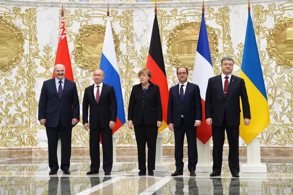 Gruppenfoto im Unabhängigkeitspalast in Minsk nach den Friedensgesprächen zur Ukraine mit beschränkter Teilnehmerzahl zwischen russischen, deutschen, französischen und ukrainischen Staatschefs am 11. Februar 2015 Gruppenfoto im Unabhängigkeitspalast in Minsk nach den Friedensgesprächen zur Ukraine mit beschränkter Teilnehmerzahl zwischen russischen, deutschen, französischen und ukrainischen Staatschefs am 11. Februar 2015 – Sputnik International