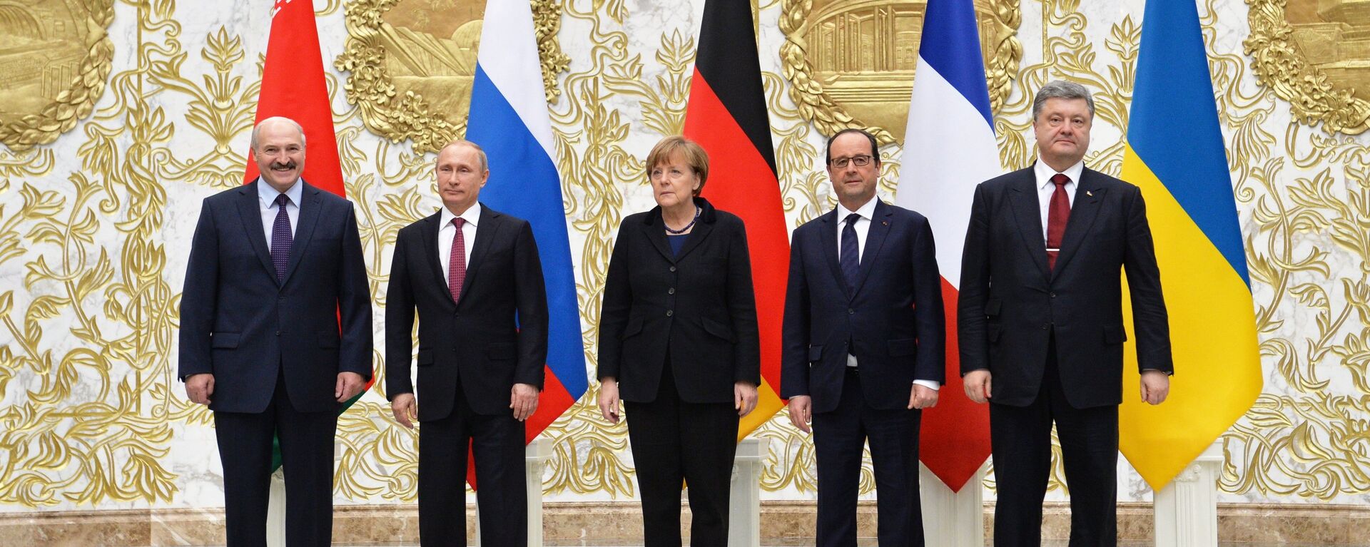 Group photo at Independence Palace in Minsk after restricted attendance peace talks on Ukraine held by Russian, German, French and Ukrainian leaders, February 11, 2015 - Sputnik International, 1920, 15.03.2025