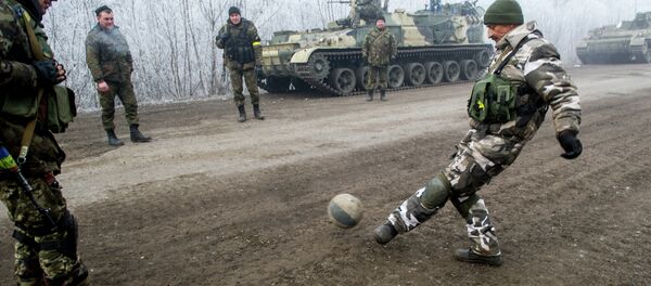 Ukrainian servicemen play football on a road at Svitlodarsk, approaching Debaltseve on February 15, 2015 Ukrainian servicemen play football on a road at Svitlodarsk, approaching Debaltseve on February 15, 2015 - Sputnik International