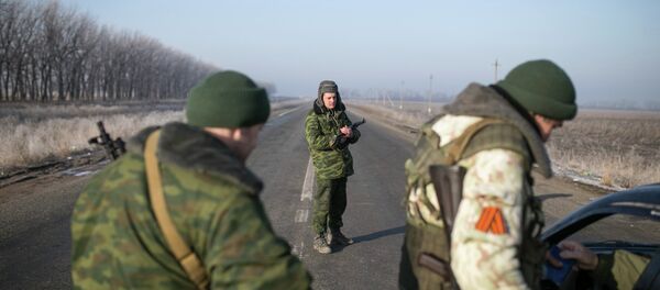 Members of the armed forces of the self-proclaimed Donetsk People's Republic stand guard at a checkpoint near Donetsk, February 15, 2015 - Sputnik International