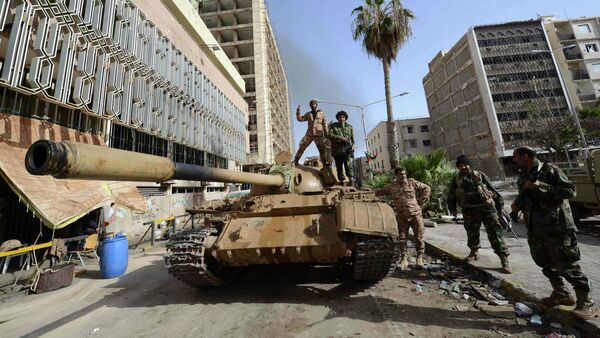 Members of the Libyan pro-government forces, backed by locals, gather on a tank outside the Central Bank, near Benghazi port, January 21, 2015 - Sputnik International