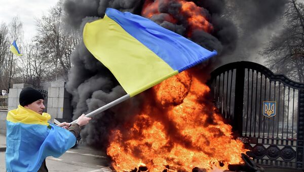 Ukrainian serviceman waves the national flag - Sputnik International
