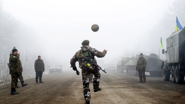Ukrainian servicemen play football on a road at Svitlodarsk, approaching Debaltseve on February 15, 2015 - Sputnik International