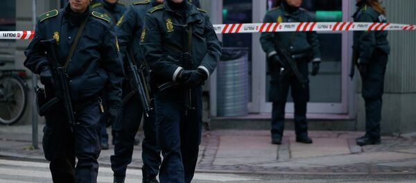 Police officers control the street in front of an internet cafe in Norrebro district in Copenhagen, February 15, 2015 Police officers control the street in front of an internet cafe in Norrebro district in Copenhagen, February 15, 2015 - Sputnik International