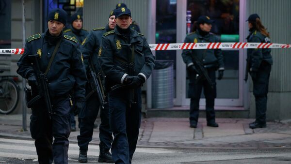 Police officers control the street in front of an internet cafe in Norrebro district in Copenhagen, February 15, 2015 - Sputnik International