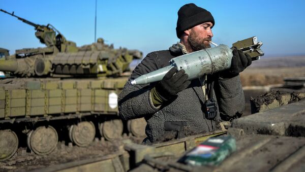 A Ukrainian serviceman loads ammunition into a tank in the territory controlled by Ukraine's government forces, Donetsk region February 13, 2015 - Sputnik International