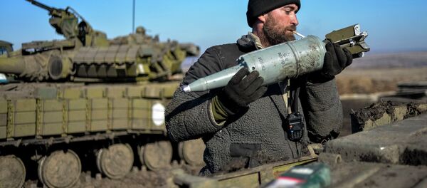 A Ukrainian serviceman loads ammunition into a tank in the territory controlled by Ukraine's government forces, Donetsk region February 13, 2015 - Sputnik International