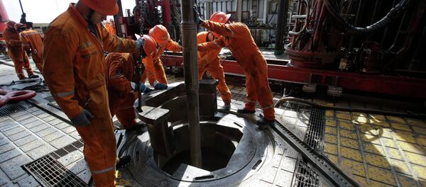 Oil workers lower the drill on the Centenario deep-water drilling platform off the coast of Veracruz, Mexico in the Gulf of Mexico, Friday, Nov. 22, 2013 Oil workers lower the drill on the Centenario deep-water drilling platform off the coast of Veracruz, Mexico in the Gulf of Mexico, Friday, Nov. 22, 2013 - Sputnik International