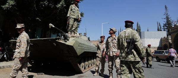 Houthi militiamen guard an entrance of the Republican Palace in Sanaa February 16, 2015 Houthi militiamen guard an entrance of the Republican Palace in Sanaa February 16, 2015 - Sputnik International