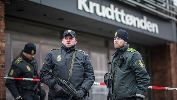 Police guard the scene of a shooting at cafe 'Krudttonden,' which was hosting a free speech event, in Oesterbro, Copenhagen, February 16, 2015 - Sputnik International
