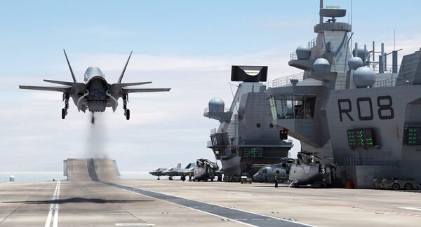 A F-35 Lightning II Landing on HMS Queen Elizabeth - Sputnik International