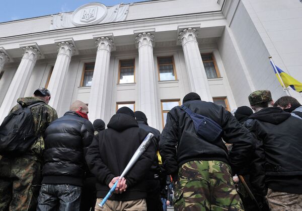 Supporters of the right wing party Pravyi Sector (Right Sector) protest in front of the Ukrainian Parliament in Kiev on March 28, 2014 - Sputnik International