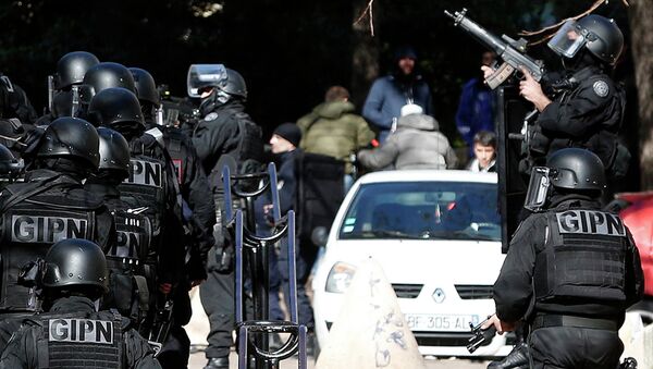 French GIPN police intervention forces are seen during an operation to secure the Castellane housing area in Marseille, February 9, 2015 - Sputnik International