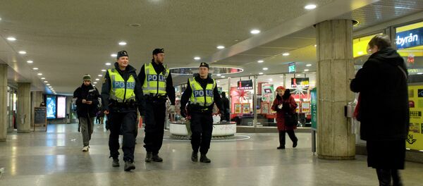 Swedish police officers patrol at a subway station in Stockholm on December 14, 2010 - Sputnik International