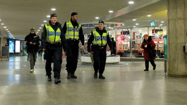 Swedish police officers patrol at a subway station in Stockholm on December 14, 2010 - Sputnik International