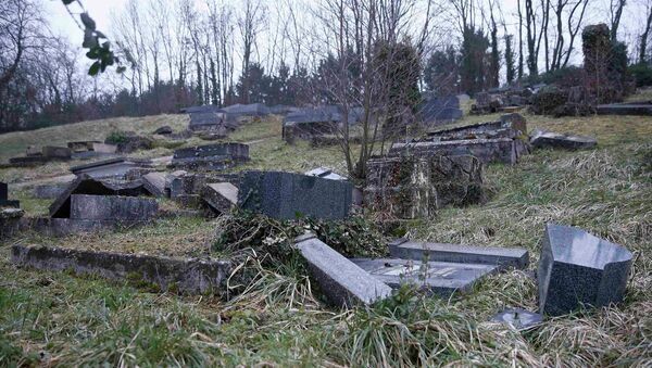Desecrated tombstones are seen at the Sarre-Union Jewish cemetery, eastern France, February 16, 2015 - Sputnik International