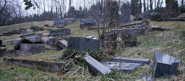 Desecrated tombstones are seen at the Sarre-Union Jewish cemetery, eastern France, February 16, 2015 Desecrated tombstones are seen at the Sarre-Union Jewish cemetery, eastern France, February 16, 2015 - Sputnik International