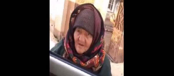 A video showing a fearless Syrian granny openly slamming ISIL fighters for brutality and slaughter has gone viral on social media. A video showing a fearless Syrian granny openly slamming ISIL fighters for brutality and slaughter has gone viral on social media. - Sputnik International