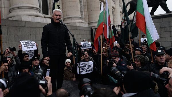 Volen Siderov, leader of the ultra-nationalist Ataka party, speaks to supporters during a rally outside the court palace in Sofia on January 8, 2014 - Sputnik International