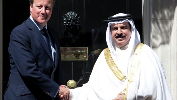 Britain's Prime Minister David Cameron, left, greets the King of Bahrain, Hamad bin Isa Al Khalifa on the doorstep of 10 Downing Street in London Tuesday, Aug. 6, 2013. - Sputnik International