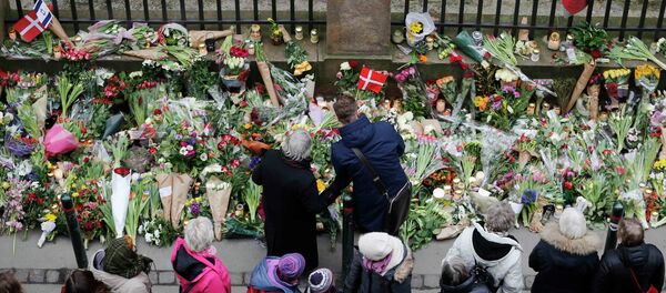 People pause for a moment of silence at a memorial site for the victims of the deadly attacks in front of the synagogue in Krystalgade in Copenhagen, February 16, 2015 People pause for a moment of silence at a memorial site for the victims of the deadly attacks in front of the synagogue in Krystalgade in Copenhagen, February 16, 2015 - Sputnik International