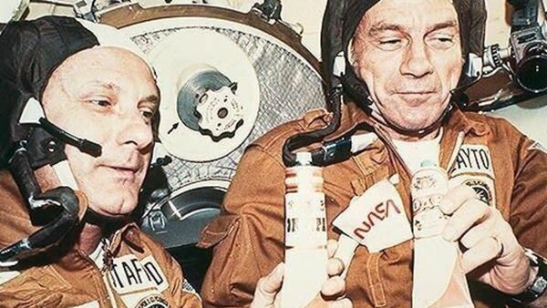 The astronauts Stafford (left) and Slayton after the successful docking manoeuver on board of the Soviet space craft Soyuz - Sputnik International