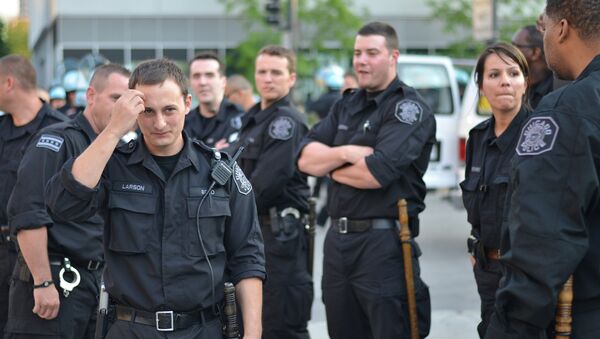 Chicago police officers watching over a 2012 anti-NATO protest march - Sputnik International