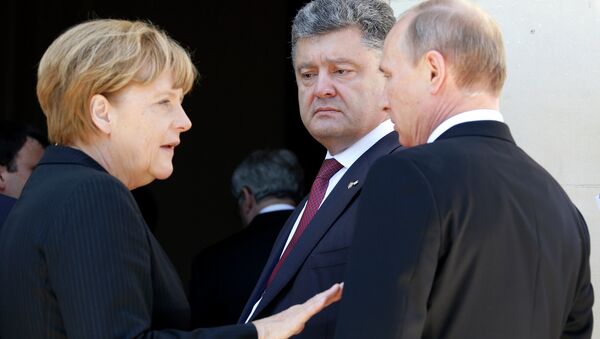 German Chancellor Angela Merkel (L), Ukrainian President-elect Petro Poroshenko and Russian President Vladimir Putin (R) - Sputnik International