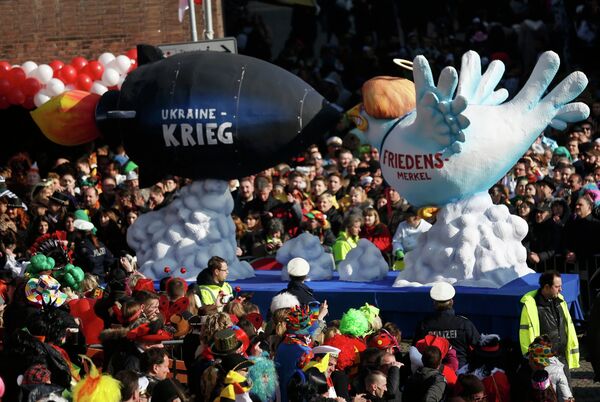 A carnival float with a papier-mache caricature drives past revellers during the traditional Rose Monday carnival parade in the western German city of Duesseldorf February 16, 2015 A carnival float with a papier-mache caricature drives past revellers during the traditional Rose Monday carnival parade in the western German city of Duesseldorf February 16, 2015 - Sputnik International