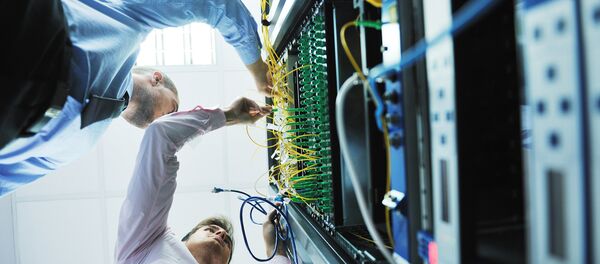Инженеры в серверной комнате Инженеры в серверной комнате - Sputnik International