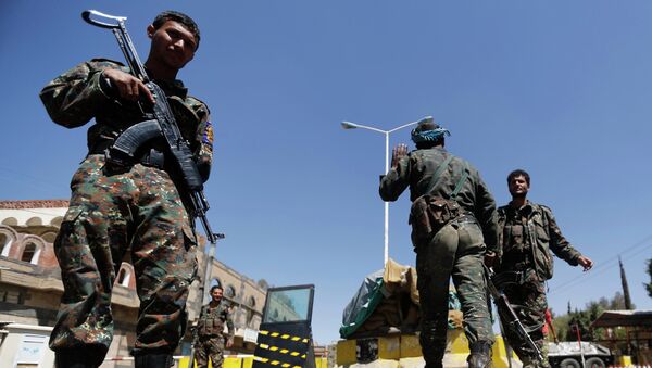 Police troopers secure the entrance of the US embassy in Sanaa February 11, 2015 - Sputnik International