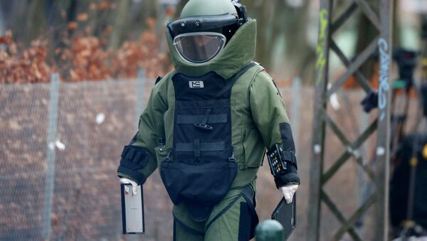 A bomb disposal expert makes his way to investigate an unattended package in front of a cafe in Oesterbro, Copenhagen February 17, 2015 - Sputnik International