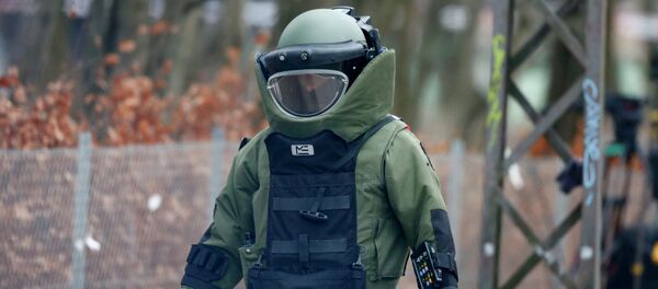 A bomb disposal expert makes his way to investigate an unattended package in front of a cafe in Oesterbro, Copenhagen February 17, 2015 A bomb disposal expert makes his way to investigate an unattended package in front of a cafe in Oesterbro, Copenhagen February 17, 2015 - Sputnik International