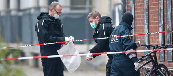 Danish police investigate the area where an unattended package was found in front of a cafe in Oesterbro, Copenhagen February 17, 2015 - Sputnik International