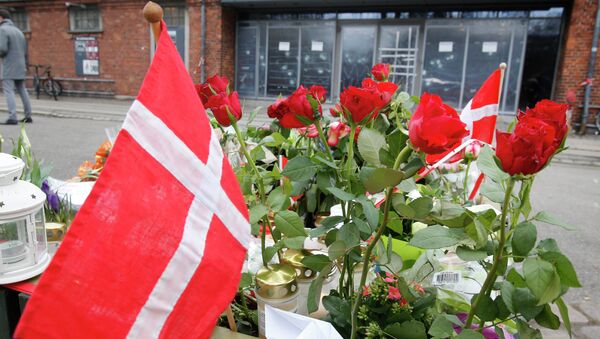 A Danish flag and roses are placed in front of a cultural club in Copenhagen, Denmark, Tuesday, Feb. 17, 2015. - Sputnik International