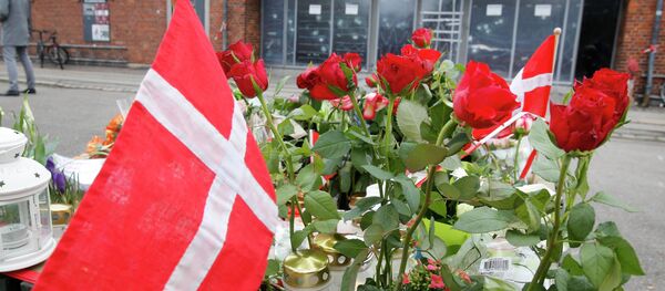 A Danish flag and roses are placed in front of a cultural club in Copenhagen, Denmark, Tuesday, Feb. 17, 2015. A Danish flag and roses are placed in front of a cultural club in Copenhagen, Denmark, Tuesday, Feb. 17, 2015. - Sputnik International