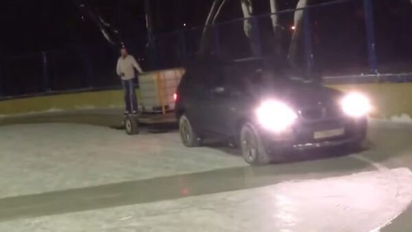 X5 Cleans Ice Rink With a Rug... Only in Russia! - Sputnik International