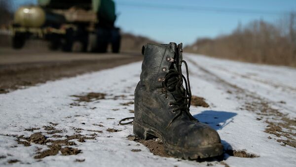 A military boot is seen at the road near Debaltseve, eastern Ukraine, February 17, 2015 - Sputnik International